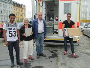 Schadi, Heidemarie Franzke, Fettah Cetin und Sana packen gemeinsam an
