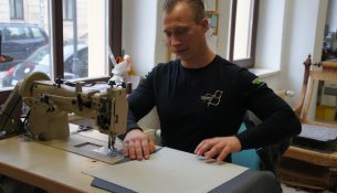 Der Handwerker und die Nähmaschine: Claas Willmann in seiner Werkstatt