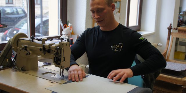 Der Handwerker und die Nähmaschine: Claas Willmann in seiner Werkstatt