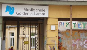 Die Musikschule Goldenes Lamm gehört zum gleichnamigen evangelischen e.V. auf der Leipziger Straße 220