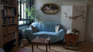 Das Sofa von Opa Wolfram erlebt seinen zweiten Frühling in der Hebammenpraxis Altpieschen