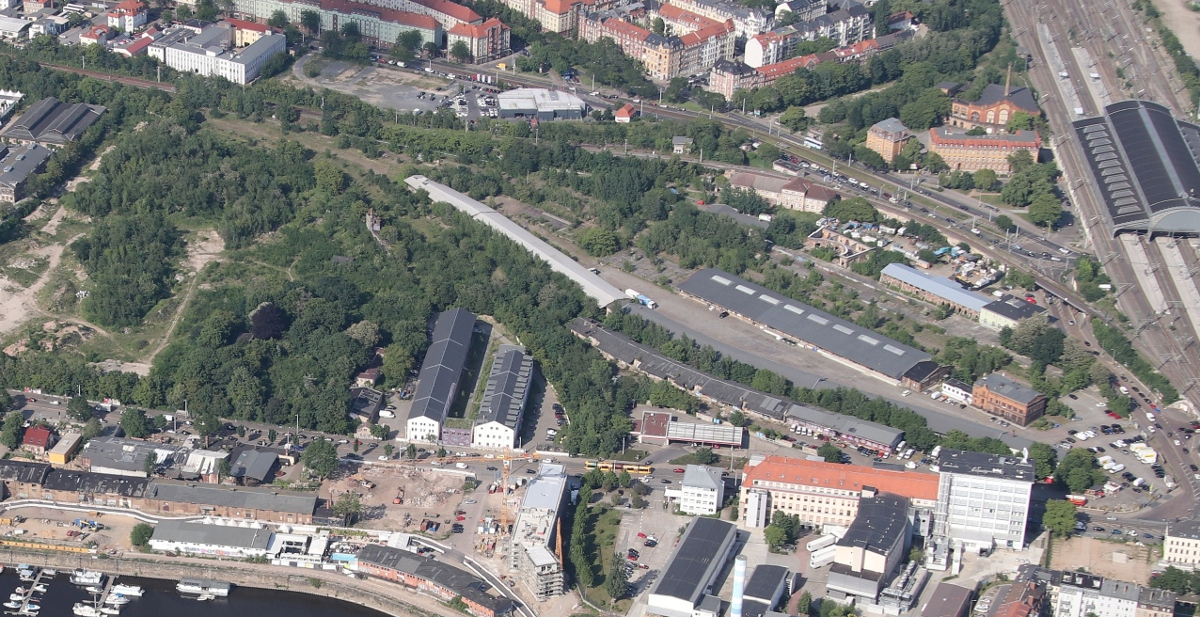 Die Stadtverwaltung ihrerseits hat angekündigt die verkehrliche Anbindung des Alternativgrundstücks vertiefend zu untersuchen und eine vertiefende Bewertung zu planungsrechtlichen Risiken vorzunehmen. Des Weiteren wurde verwaltungsintern veranlasst, die Gesamtliste der diskutierten Alternativgrundstücke noch einmal zu durchleuchten nach einem Standort für eine verkleinerte Verkaufsfläche.