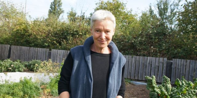 Cornelia Stollberg in ihrem Garten
