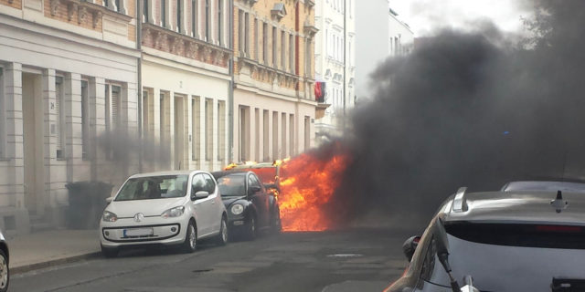 Micktener Straße Auto brennt