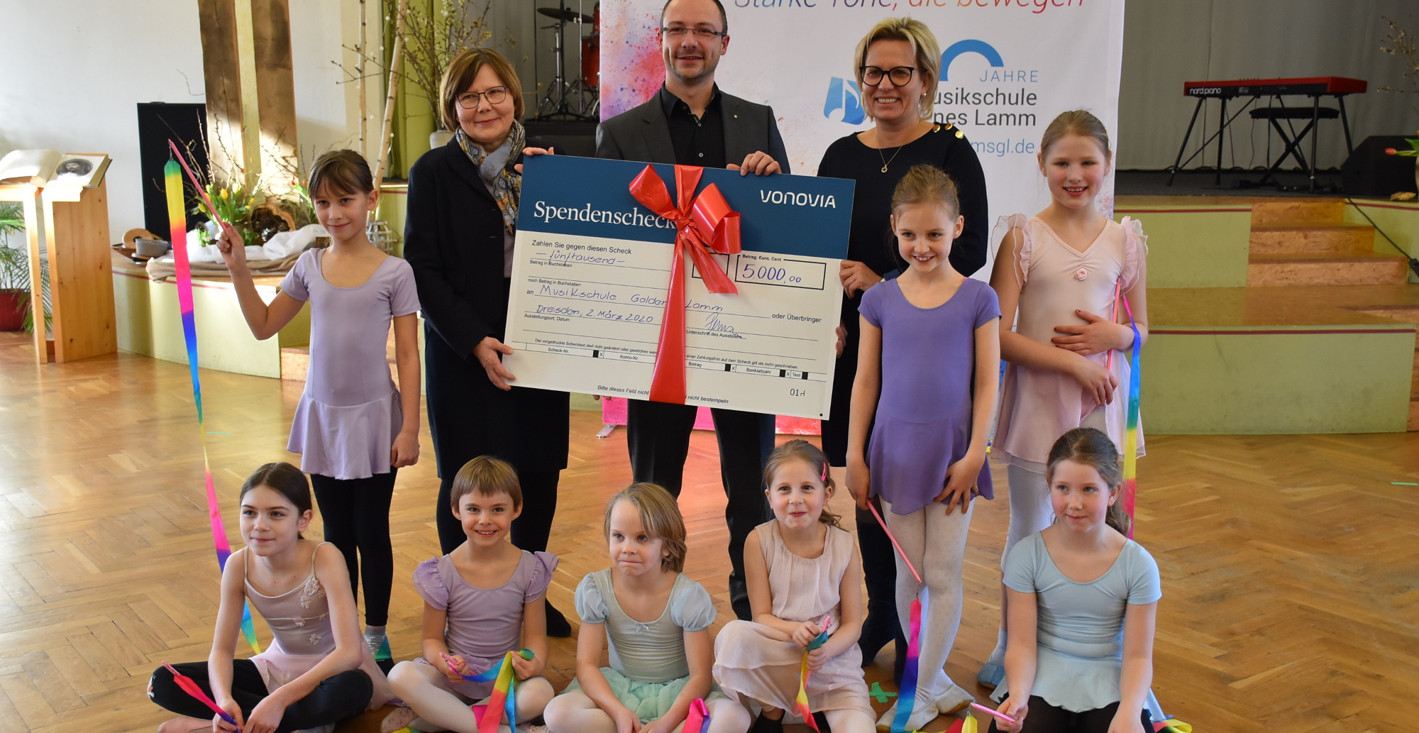 5000-Euro-Spende von Vonovia für die Musikschule Goldenes ...