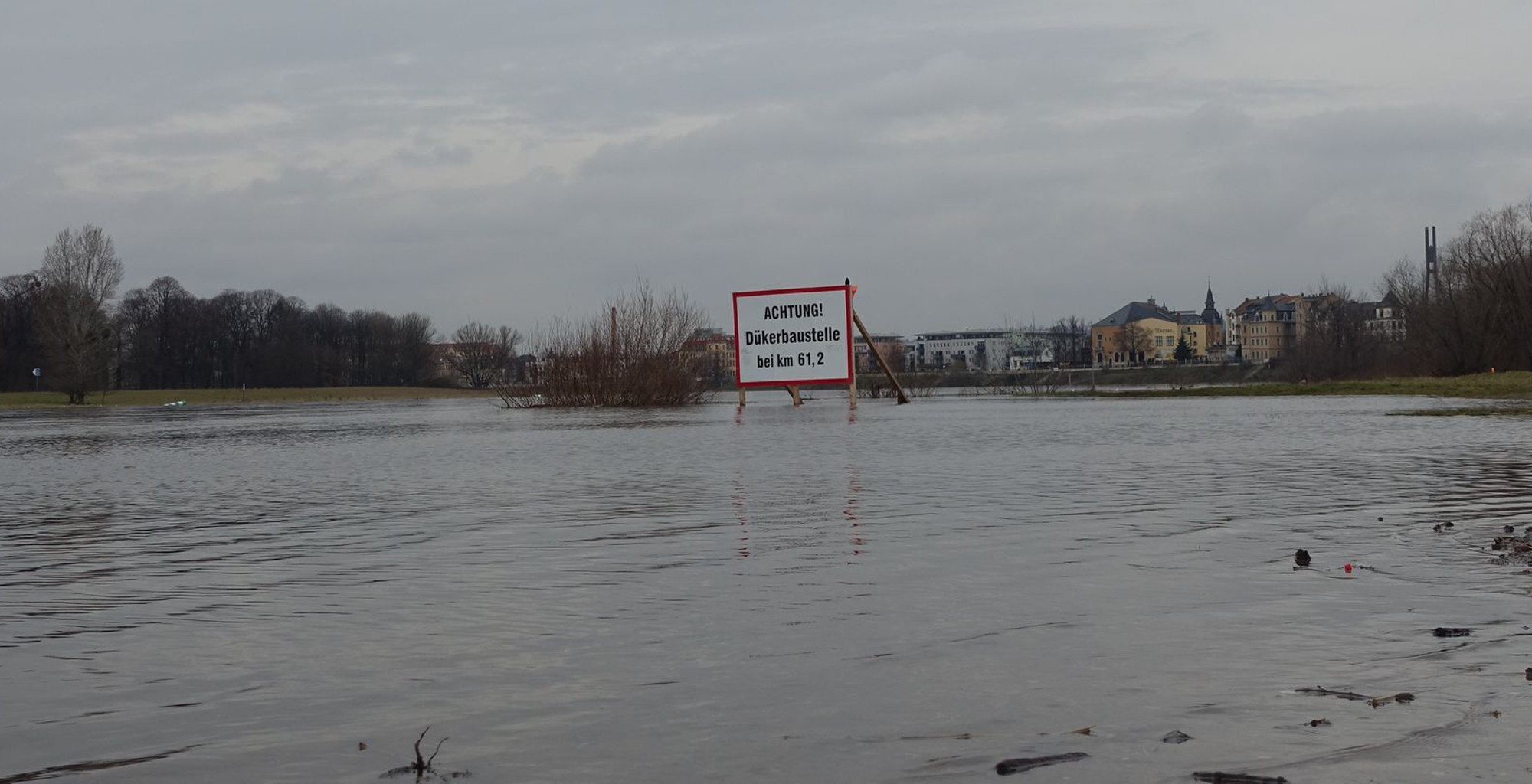 Elbe-Hochwasser - Warnschild - Foto: Archiv W. Schenk