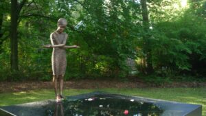Unerwarteter Fund von 49 Kriegsopfern auf Heidefriedhof in Trachau Heidefriedhof mit Skulptur "Trauerndes Mädchen" - Foto: Archiv K. Brendler