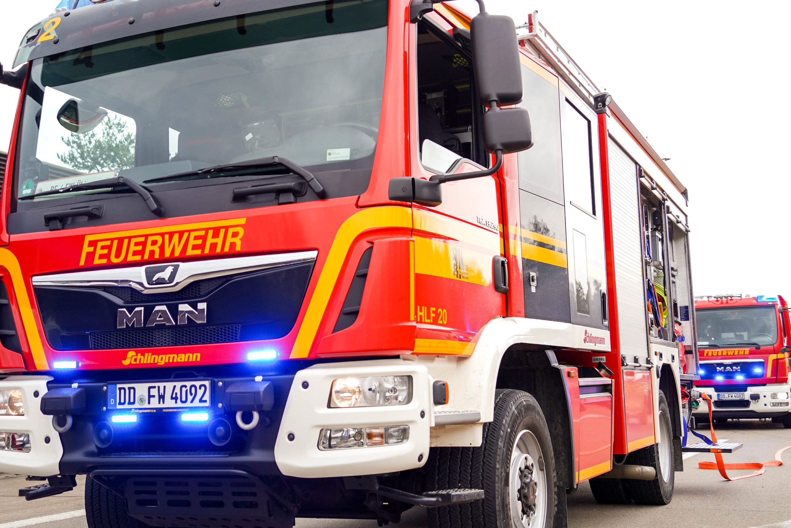 Zwei Löschfahrzeuge der Feuer- und Rettungswache Übigau - Quelle: Feuerwehr Dresden
