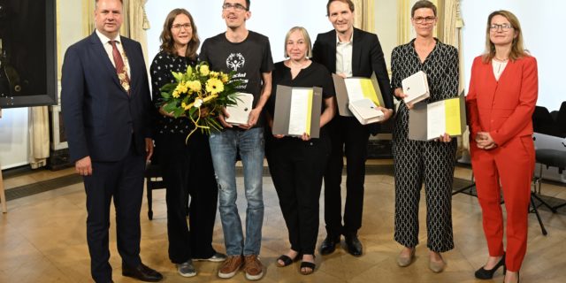 Kunstförderpreis für farbwerk e.V., von links nach rechts: Dirk Hilbert, Silke Stuck Vorstand , David Köhler farbwerk-Künstler; Jacqueline Hamann Künstl. Leitung farbwerk, Sven Helbig, Svea Duwe, Annekatrin Klepsch - Foto: Jürgen Männel