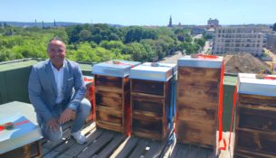 Hotelmanager Florian Stühmer neben den Bienenstöcken auf dem Arcotel Dresden - Foto: Maren Kaster