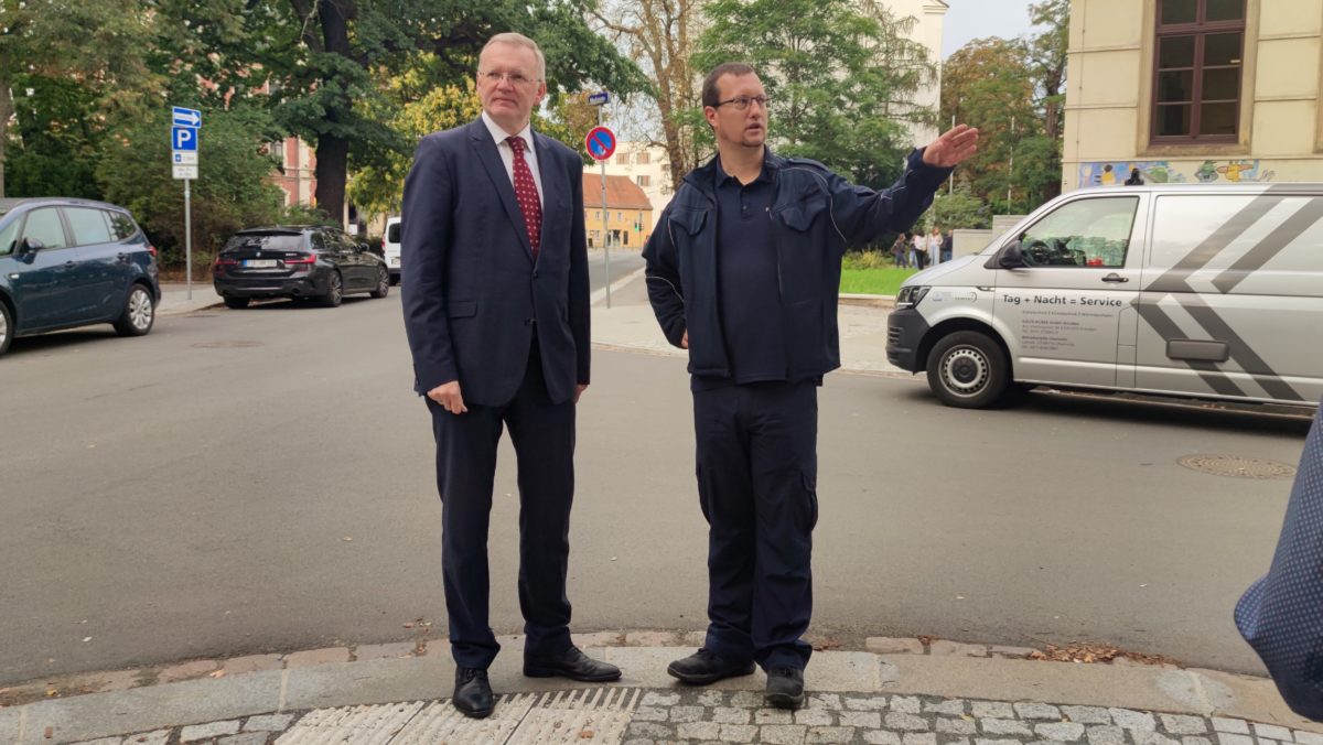 Detlef Sittel (links) und Sven Lehmann (rechts) berichten über Verkehrswidrigkeiten vor der 26. Grundschule. - Foto: Maren Kaster