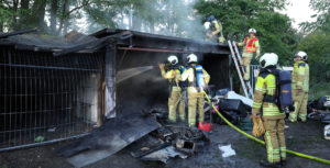 23.09.2022 (RH220923-01) Dresden – Brand Doppelgarage brannte in Mickten