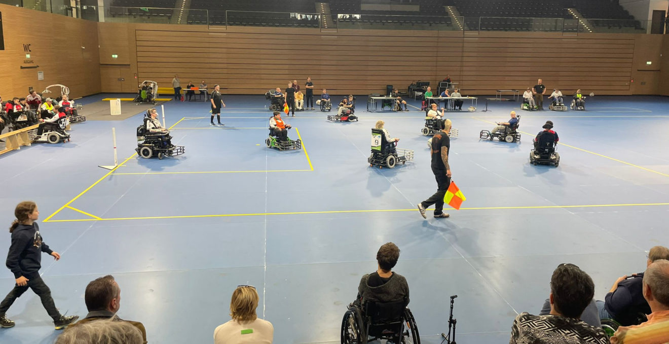 Motor Mickten: E-Rolli-Fußballteam bekommt zwei neue Sport-Rollstühle