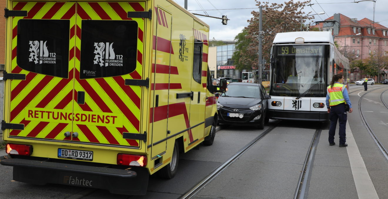 Haltestelle Altpieschen:  Zusammenstoß zwischen Straßenbahn und Pkw