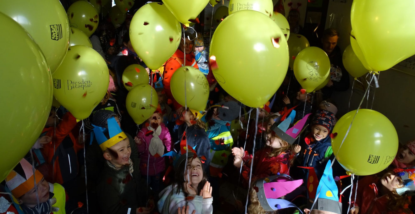 11.11.: Initiative ＂Karneval in Pieschen＂ und Kita-Kinder stürmen Rathaus