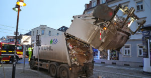 Mann in Müllauto