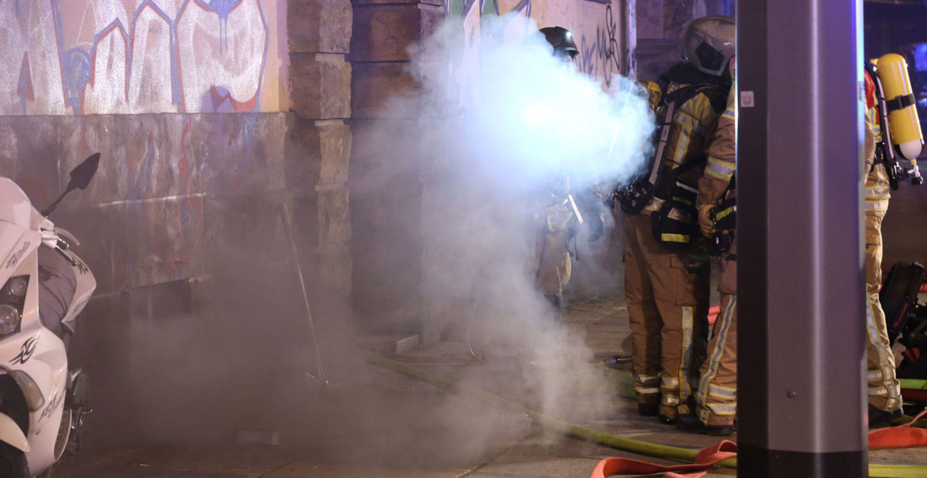 Leipziger Straße in Mickten: Keller brennt - Flammen fressen sich durch die Decke