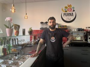 Kawa Hassan am Tresen im Purna Deli
