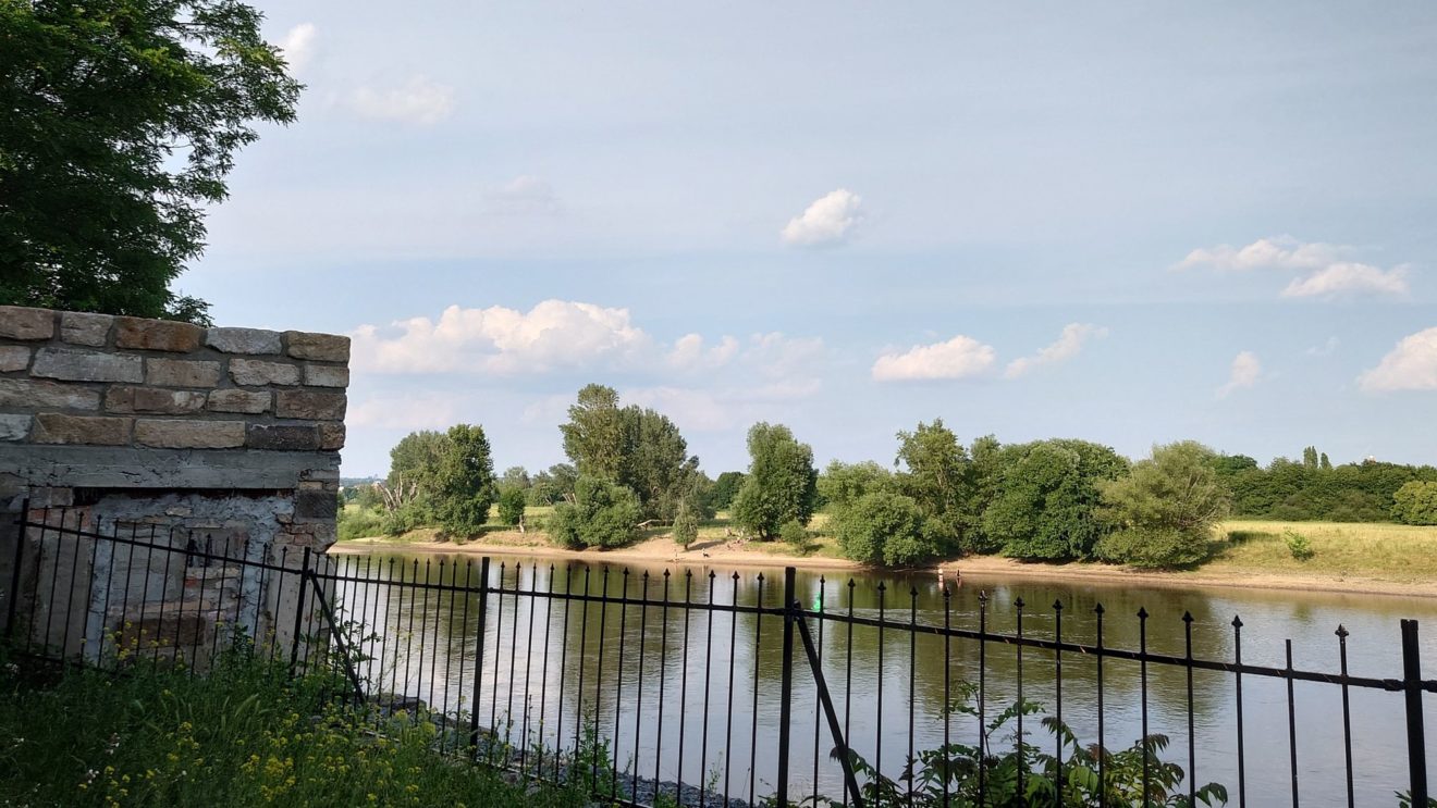 Unterhalb der Terrasse am Schloss Übigau führt ein schmaler Fußweg entlang der Elbe. Aktuell ist er aus Sicherheitsgründen gesperrt.