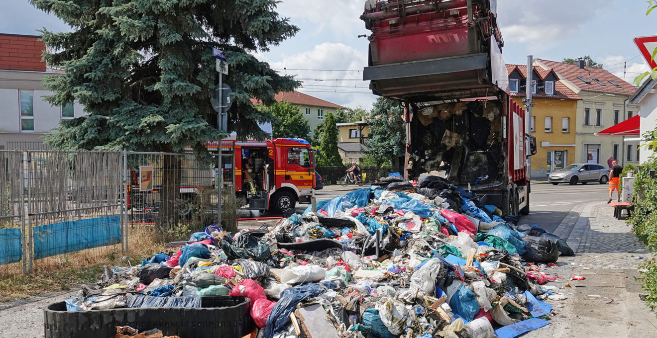 Leipziger Straße: Müll in Entsorgungsfahrzeug gerät in Brand