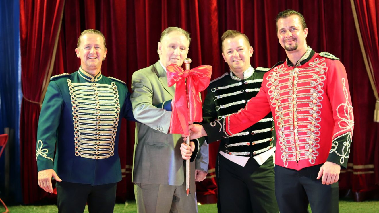 Zirkus-Urgestein Mario Müller-Milano (2. v. l.) übergibt den goldenen Glücksanker an William, Sascha und Leonard Köllner (von links).