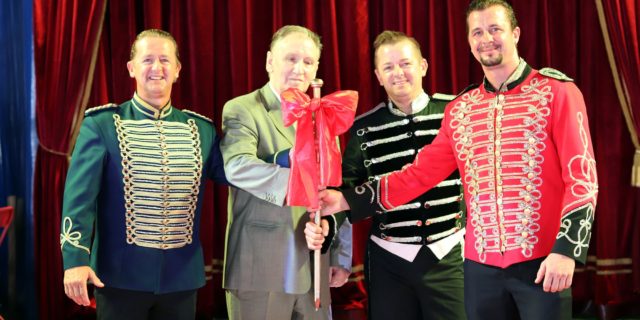 Zirkus-Urgestein Mario Müller-Milano (2. v. l.) übergibt den goldenen Glücksanker an William, Sascha und Leonard Köllner (von links).