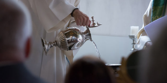 Die Taufe und die Feier in der Gemeinschaft sollen lange in Erinnerung bleiben. Foto: pixabay.com