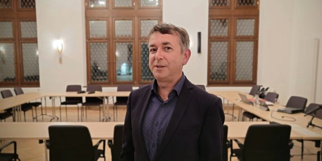 Stadtbezirksamtsleiter Thomas Grundmann lädt zur Bürgersprechstunde. Foto: J. Frintert