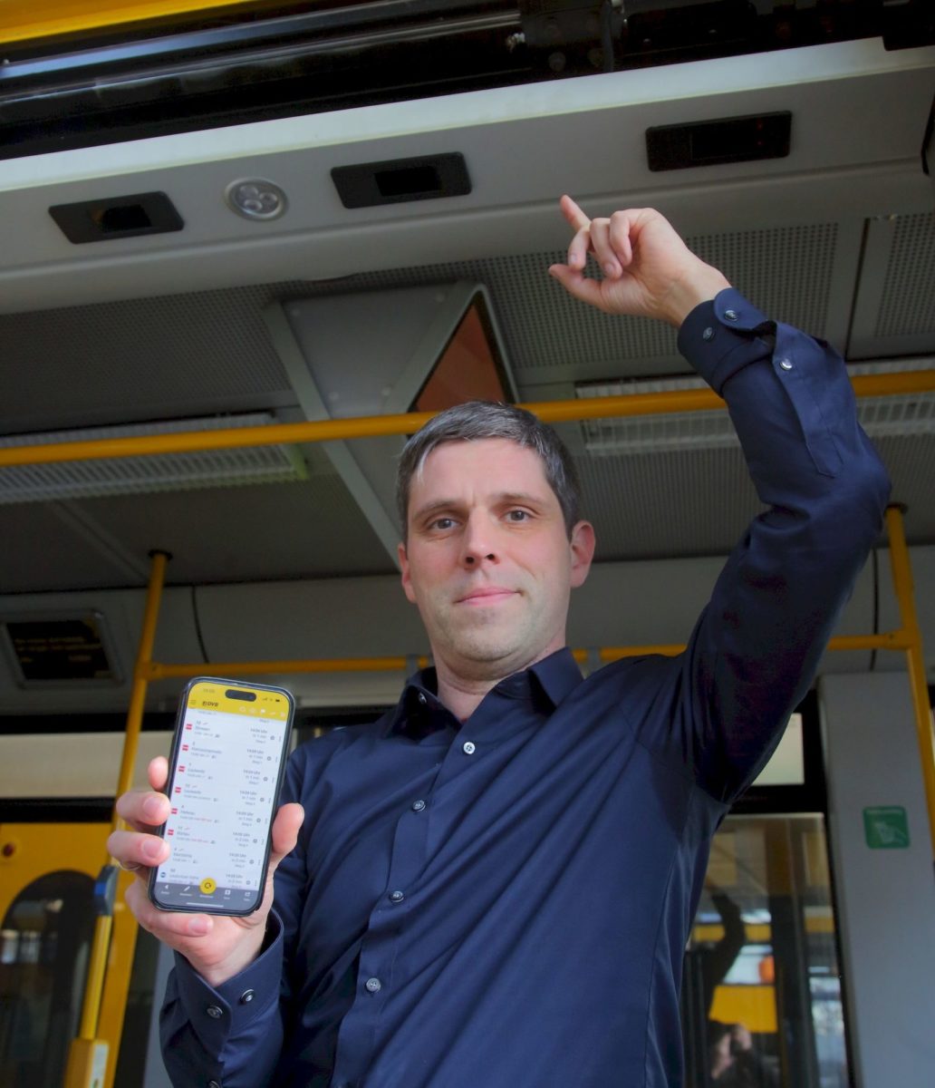 Projektleiter Christian Gassel demonstriert die Verbindung von Sensor und Handy-App.