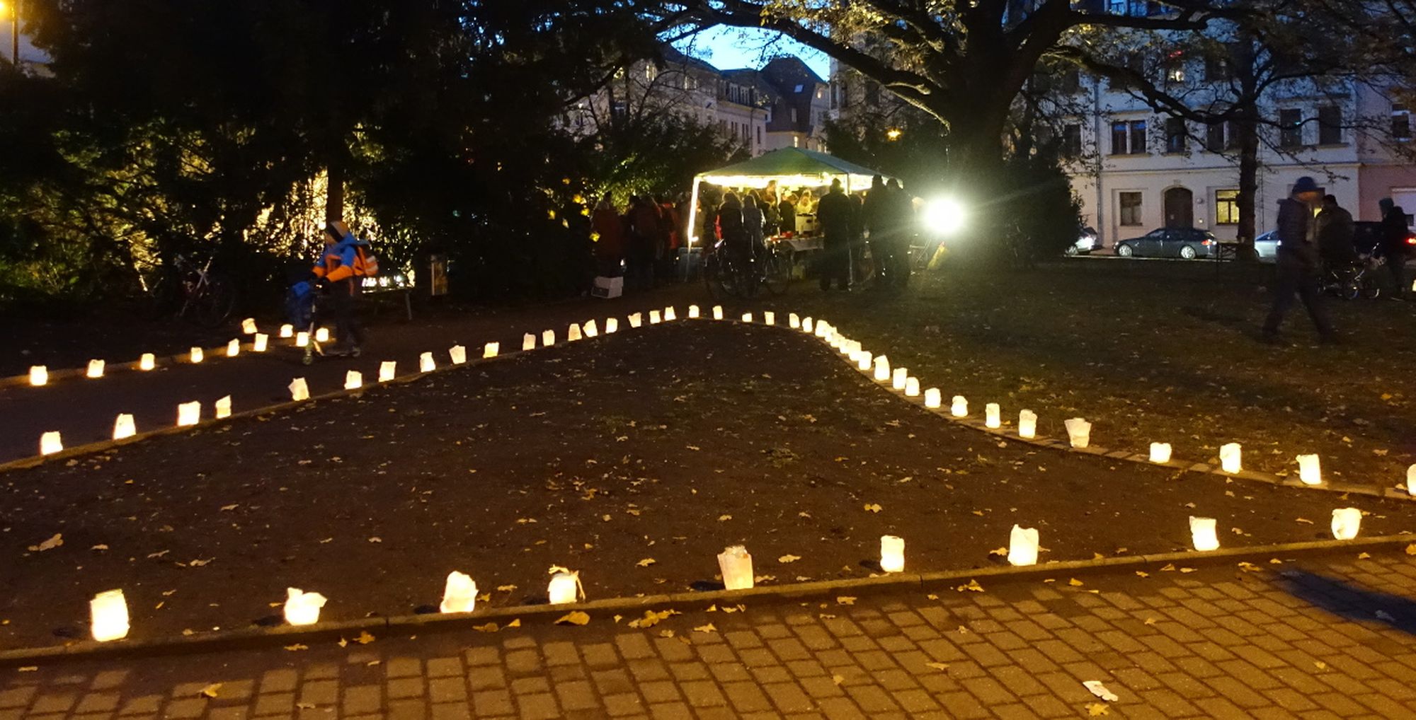 Rings um den Leisniger Platz sorgen 600 Lichter und Laternen für festliche Stimmung. Foto: Archiv W. Schenk