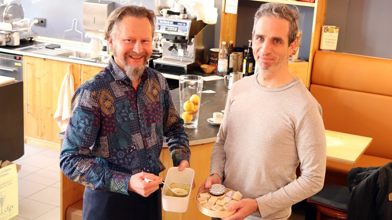 Frankreichladen-Chef Uwe Sochor liefert das Öl und Tobias König "zaubert" daraus feinste Seife. Foto: J. Frintert