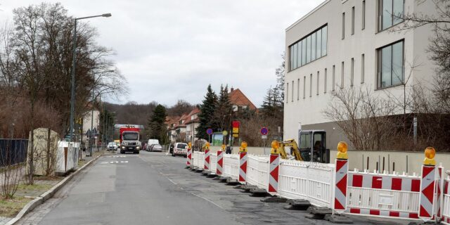 An der Aachener Straße werden derzeit ein Zebrastreifen errichtet und die Bushaltestelle verlegt. Foto: J. Frintert