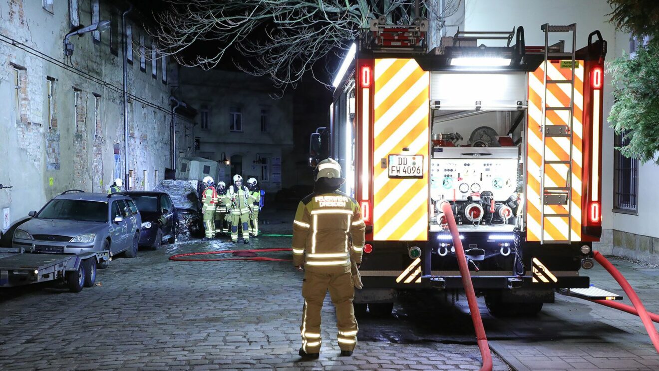 Ein Löschfahrzeug stellt das Löschmittel zur Brandbekämpfung bereit. Foto: Feuerwehr/Roland Halkasch