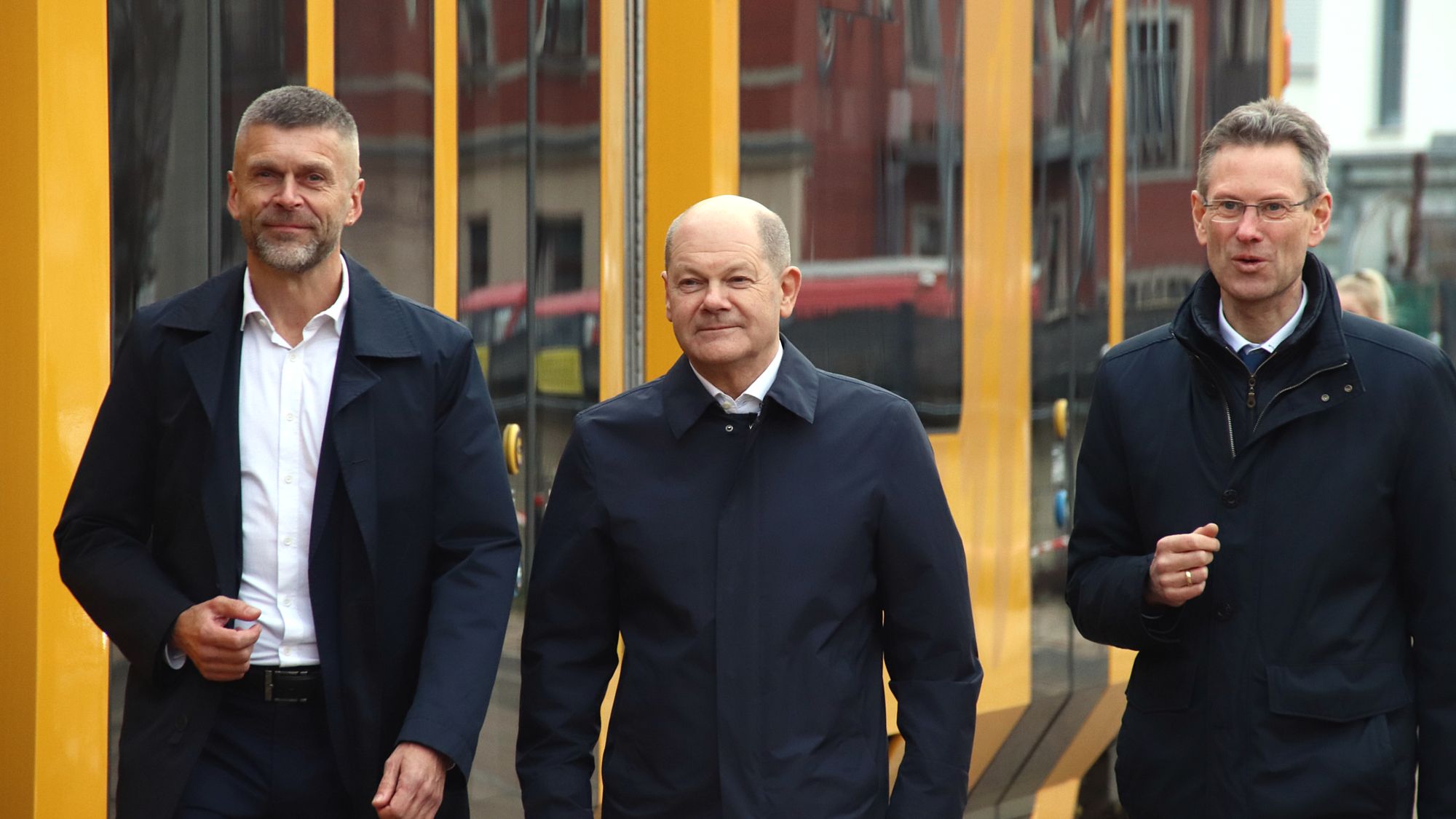 Die DVB-Vorstände Lars Seiffert (links) und Andreas Hemmersbach nahmen den Bundeskanzler in Empfang. Foto: J. Frintert