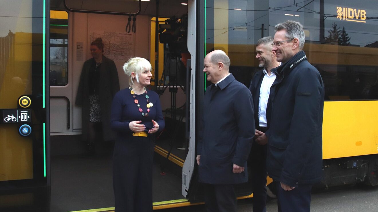 Kristina Krömer von der Initiative metro_polis begrüßte Bundeskanzler Olaf Scholz (SPD) zum Gespräch. Foto: J. Frintert