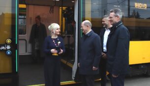 Kristina Krömer von der Initiative metro_polis begrüßte Bundeskanzler Olaf Scholz (SPD) zum Gespräch. Foto: J. Frintert