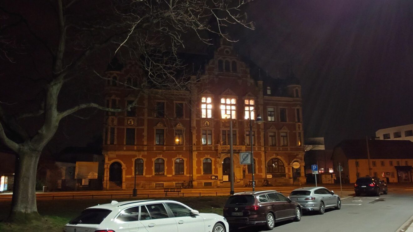 Sitzung bis spät in die Nacht im Rathaus Pieschen. Foto: J. Frintert