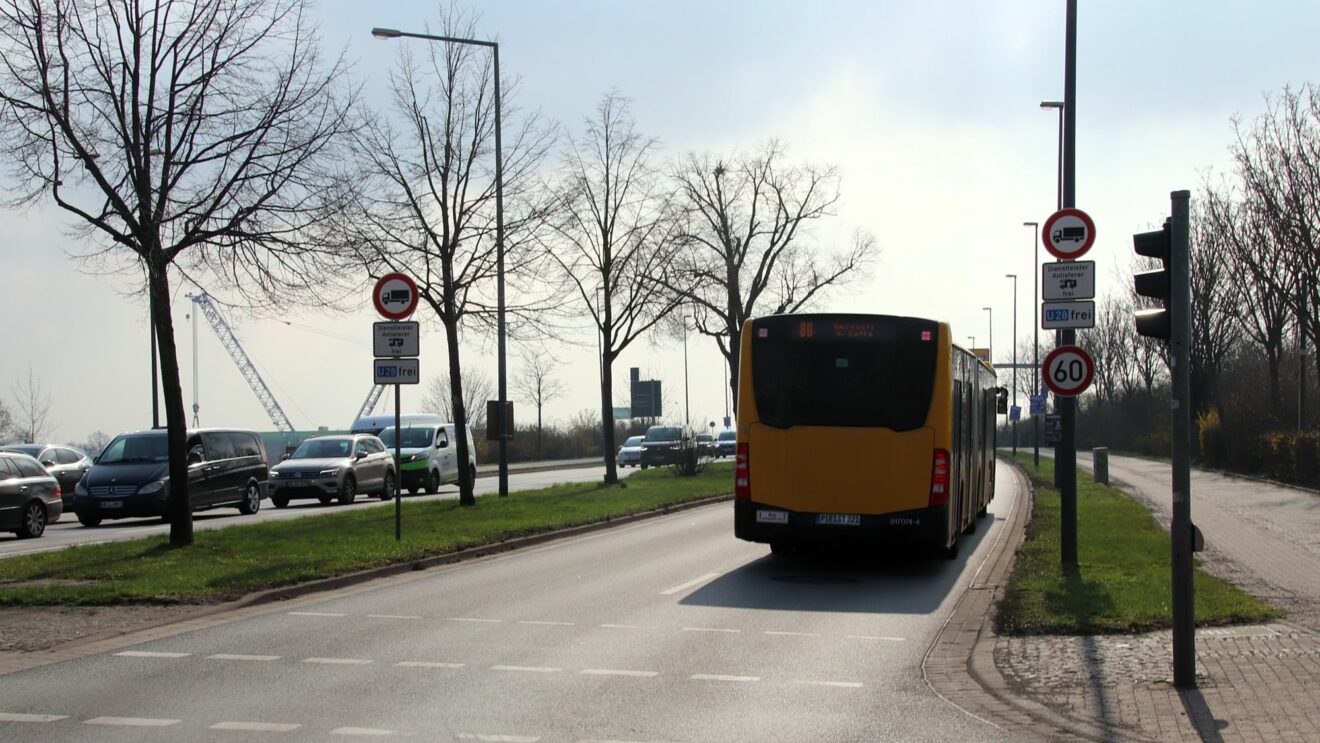Die Busse sollen ab dem Flügelweg nach der Brücke eine eigene Spur bekommen. Foto: J. Frintert