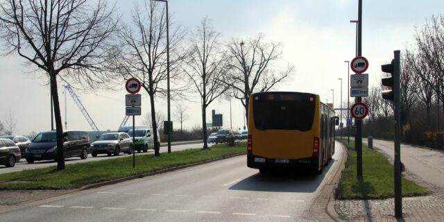 Die Busse sollen ab dem Flügelweg nach der Brücke eine eigene Spur bekommen. Foto: J. Frintert