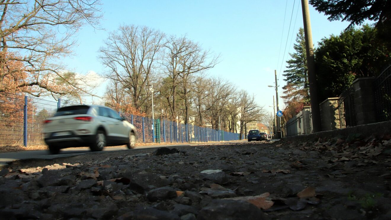 Teils in ziemlich erbärmlichen Zustand, die Neuländer Straße in Trachau. Foto: J. Frintert