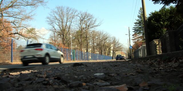 Teils in ziemlich erbärmlichen Zustand, die Neuländer Straße in Trachau. Foto: J. Frintert