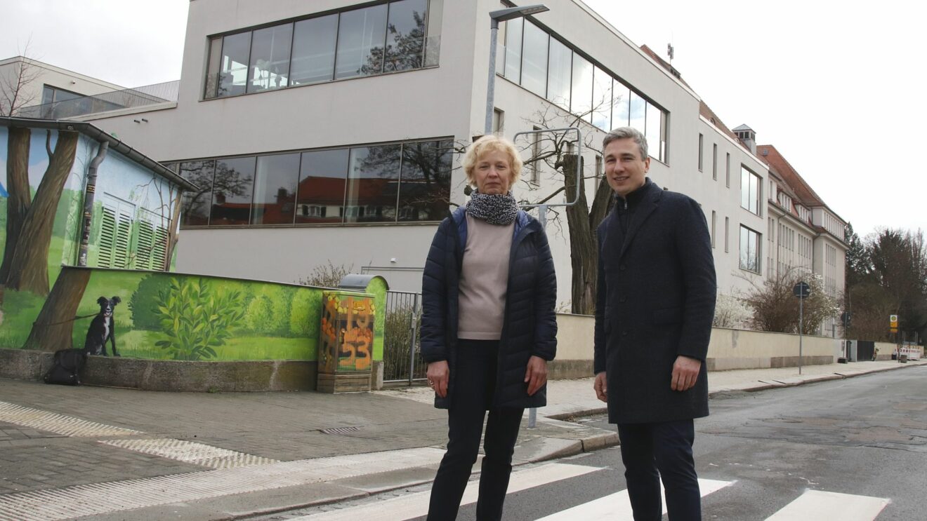 Bauamtsleiterin Simone Prüfer und Verkehrsbürgermeister Stephan Kühn (Grüne) am neuen Zebrastreifen auf der Aachener Straße. Foto: J. Frintert