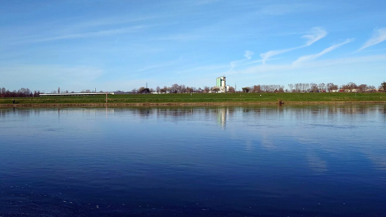 In unmittelbarer Nähe zur Kläranlage der Stadtentwässerung am Elbufer in Kaditz bzw. Übigau soll das neue Flusswasserwerk entstehen. Foto: J. Frintert