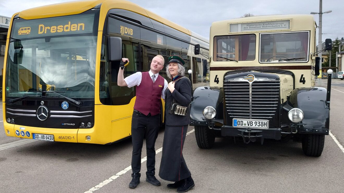 Neu und alt. Johannes Lippold steuert den elektrischen eCitaro (Baujahr 2022) und Kathrin Brückner wird am Wochenende als Schaffnerin im Büssing NAG 900 N (Baujahr 1938) im Einsatz sein. Foto: J. Frintert