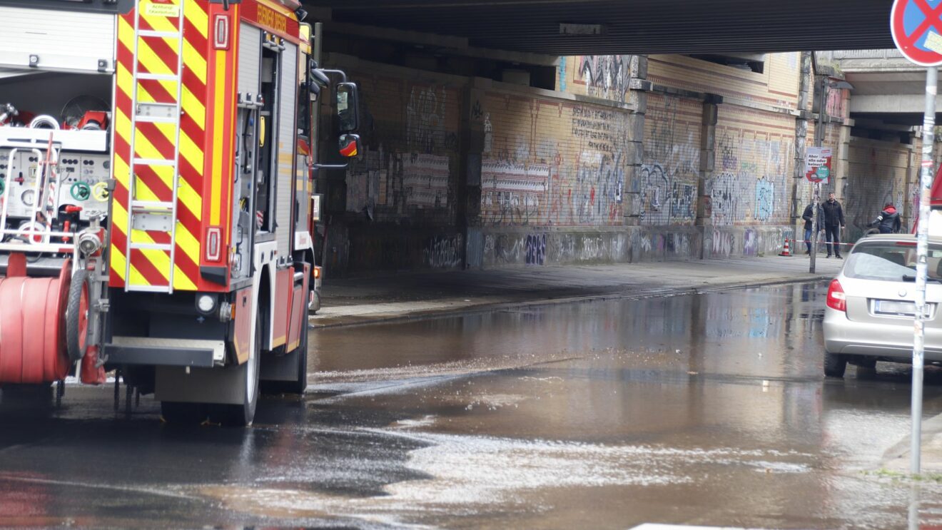 Um den Schaden des Wasserrohrbruchs einzudämmen war die Feuerwehr im Einsatz. Foto: J. Frintert