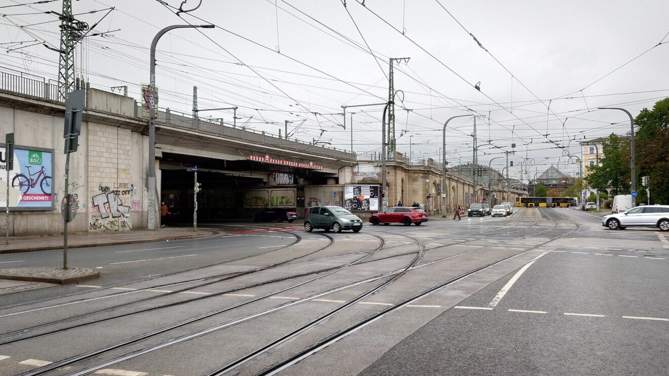 Auf der Antonstraße, unmittelbar vor der Kreuzung zur Leipziger Straße wird am Wochenende eine Straßenbahnweiche repariert. Daher werden die Linien 6 und 11 umgeleitet. Foto: J. Frintert