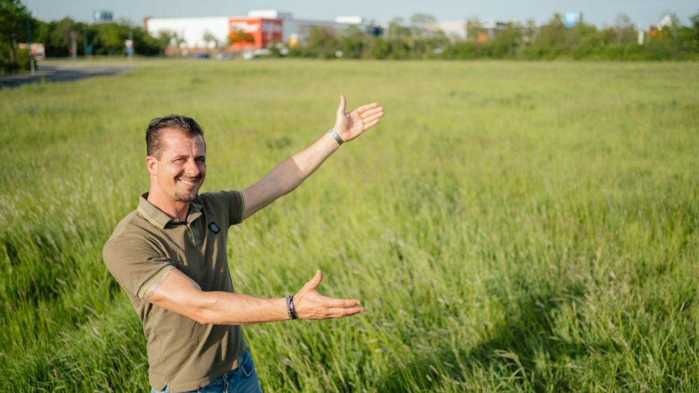 Auf dieser Wiese wird der Zirkus stehen, zeigt Direktor Leonard Köllner. Foto: DWC