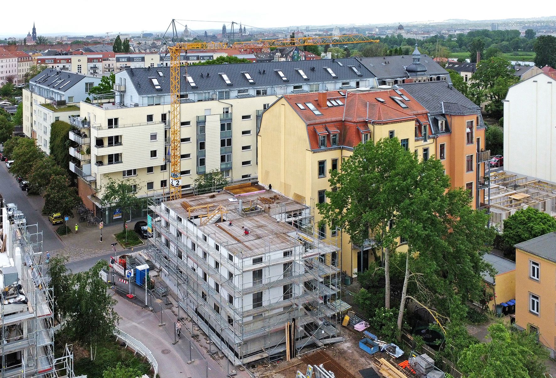 Das neue Haus an der Moritzburger Straße wächst. Foto: basis d