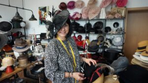 Mit Maßband um den Hals, Hüte überall rund herum und das Outfit fürs nächste Galopp-Rennen parat – das ist Katrin Westhäusler in ihrem Element.