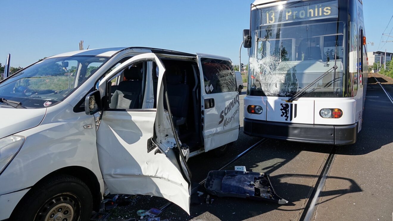 Unfall mit Straßenbahn am Montagmorgen. Foto: Roland Halkasch